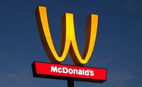 Компанията McDonald s за един ден промени логото си в чест