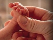 Българка, омъжена за ром, днес роди на тротоар в центъра на Баня!