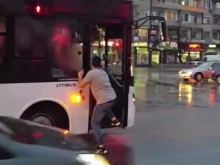 Кондукторът-паяк с ново много опасно изпълнение! Слезе от автобуса в кръстовище и започна да снима!