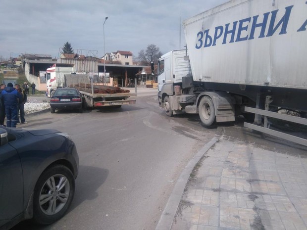 Фейсбук
Нова катастрофа между автомобил и камион на кръговото по ул.Девня