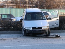 Кола кацна върху разделителна ограда след зрелищна катастрофа в Пловдив