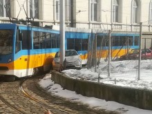Трамвай зрелищно "забърса" кола заради малоумно паркиране
