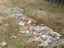 Арестуваха шофьори, изсипвали камиони с боклуци в гората на Стрелча