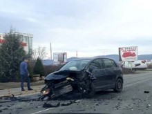 Шофьор помля колата си до неузнаваемост