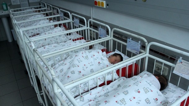 БГНЕС
Майки приспиват бебетата си с включени сешоари в креватчета и