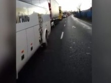 Обърнал се румънски камион затапи Кресненското дефиле
