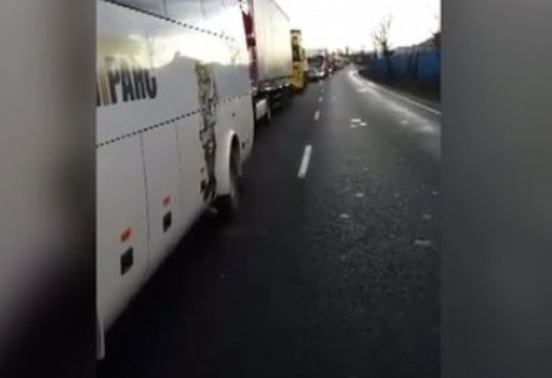 Обърнал се румънски камион в Кресненското дефиле предизвика километрична опашка