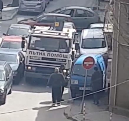 Фейсбук
Мъже местиха паркиран автомобил по варненска улица, за да освободят