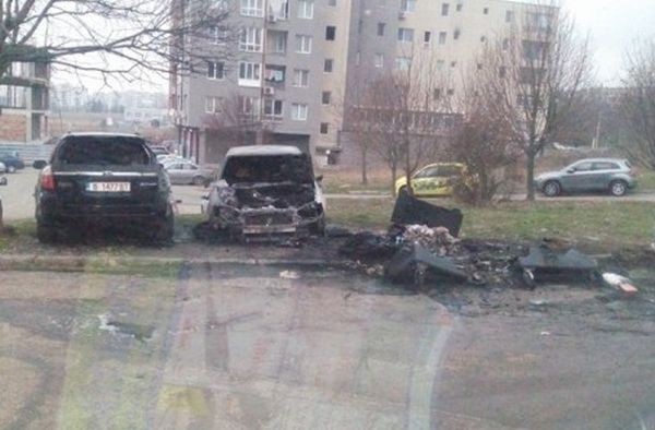 Фейсбук
Три коли паркирани в близост до горящи контейнери във  Владиславово са