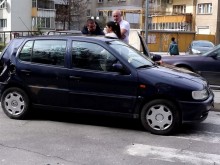 Шофьорка спря на зебра, последва неприятна изненада отзад