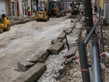 Опънаха линията на новите по-широки тротоари по "Отец Паисий"
