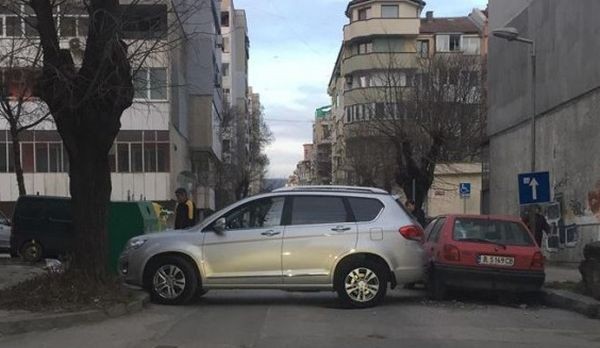 Varna24.bg Джип, паркиран по абсурден начин, задръсти варненска улица. За