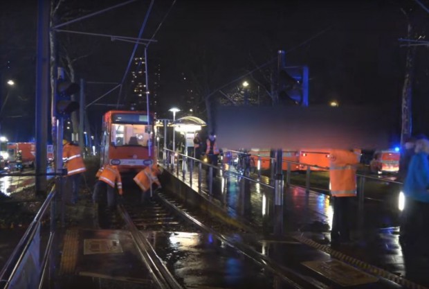 Над 40 души са пострадали след като два влака от