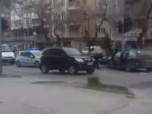 Автомеле по "Никола Вапцаров", едната кола се заби в стълб!