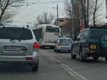 Позор! Полицаи газят закона заедно с джигитите