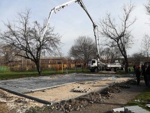 Първата за годината детска площадка в "Южен" напредва