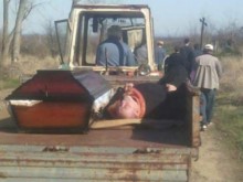Пиян поп заспа до ковчег с мъртвец