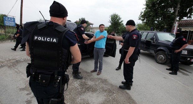 Албанската полиция арестува 39 души при акция срещу престъпни групи