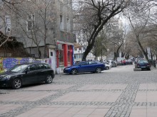 Паркиране под носа на "Синя зона", струва ли си