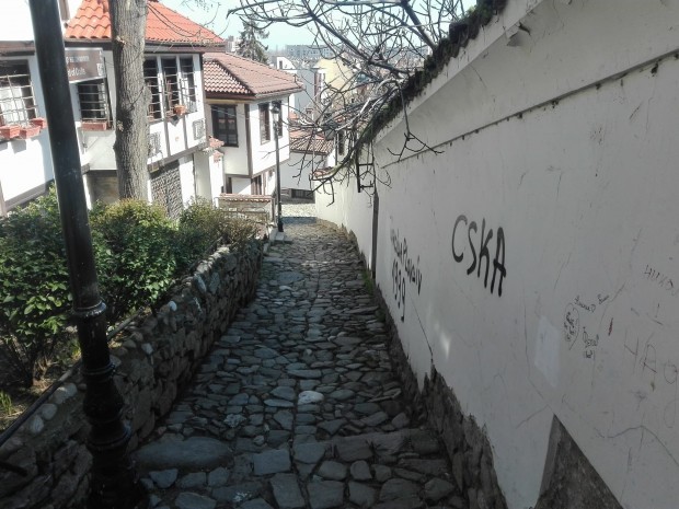 Графитаджии не пожалиха и Стария град. Обективът на Plovdiv24.bg запечата