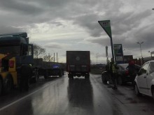 Ауди се вряза в камион и затапиха Околовръстното