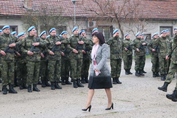 Председателят на Народното събрание Цвета Караянчева и министърът на отбраната
