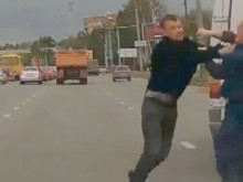 Екшън на Сточна гара в София, меле между сотаджии и мъжаги от БМВ