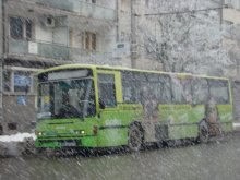 Междуселските пътища са затрупани, хората масово закъсняват за работа