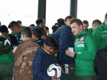Тодор Неделев зарадва малки фенове в Разград
