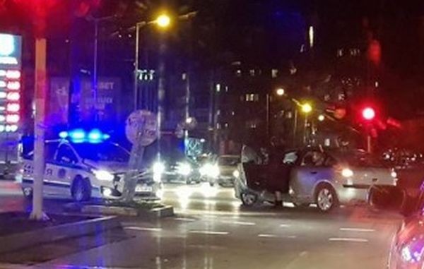 Фейсбук
Катастрофа между полицейски автомобил и друга кола е станала снощи