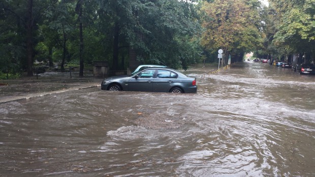 Varna24 bg След всеки дъжд улиците във Варна се превръщат в реки