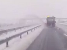 Пловдивчанин: Скандално! Вижте как чистят магистралата!