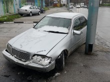 "Мерцедес" връхлетя спирка на "Васил Априлов"!