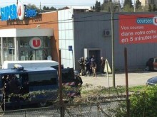 Заложническа драма с убит полицай във Франция