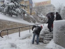 Непочистеният днес сняг утре става пързалка