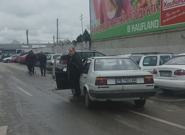 За грозна сцена на паркинг на хипермаркет в Пловдив информира