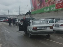 Грозни сцени, заплахи и обиди пред "Кауфланд" в Пловдив! Шофьорка: Този е!