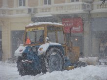 Снегопочистването продължава, вземат мерки срещу поледици