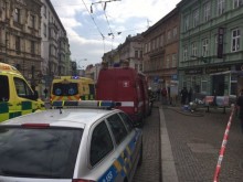 Жена по сутиен заля с киселина младо семейство