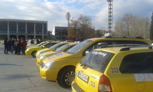 Пловдивските таксиметрови шофьори ще протестират днес Това съобщи председателят на