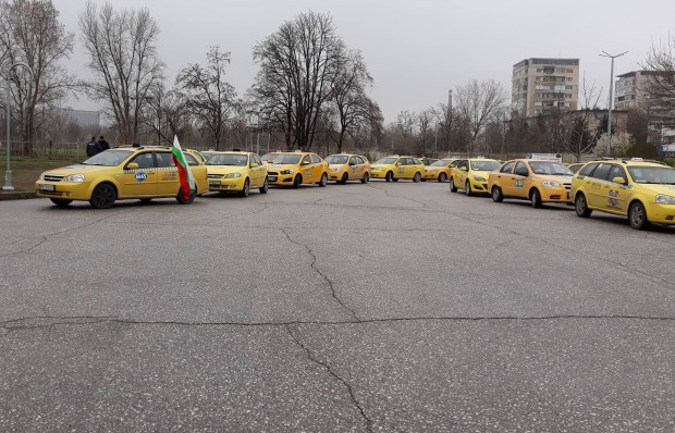Продължава протестът на пловдивските таксиметрови шофьори предаде репортер на Plovdiv24 bg