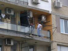 Дете стреля с въздушна пушка по фургон с работници в Казанлък