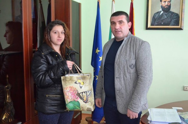 Кметът на община Девня Свилен Шитов връчи наградата на победителите
