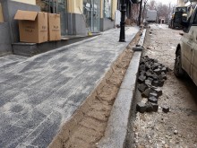 Вече редят паважа на по-широките тротоари по ул. "Отец Паисий"