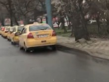 Хищни таксита дебнат комарджии на оживен булевард в Кючука
