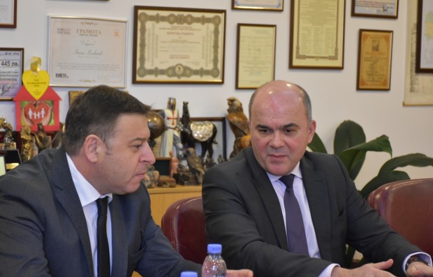 Министърът на труда и социалната политика Бисер Петков пристигна в