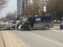 Кола е по таван на "Пещерско", има и полиция!