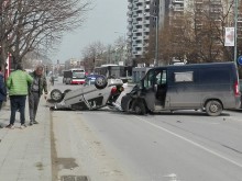Жена и дете са пътували в обърнатата на "Пещерско шосе" кола, в болница са