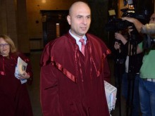 Смешна държава! Вижте наказанието на прокурора, удрял и душил дете!