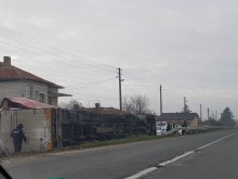 Румънски ТИР се обърна във варненско село, затисна две коли